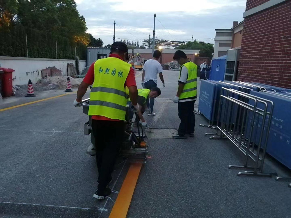 奕歐來(lái)購(gòu)物村道路劃線